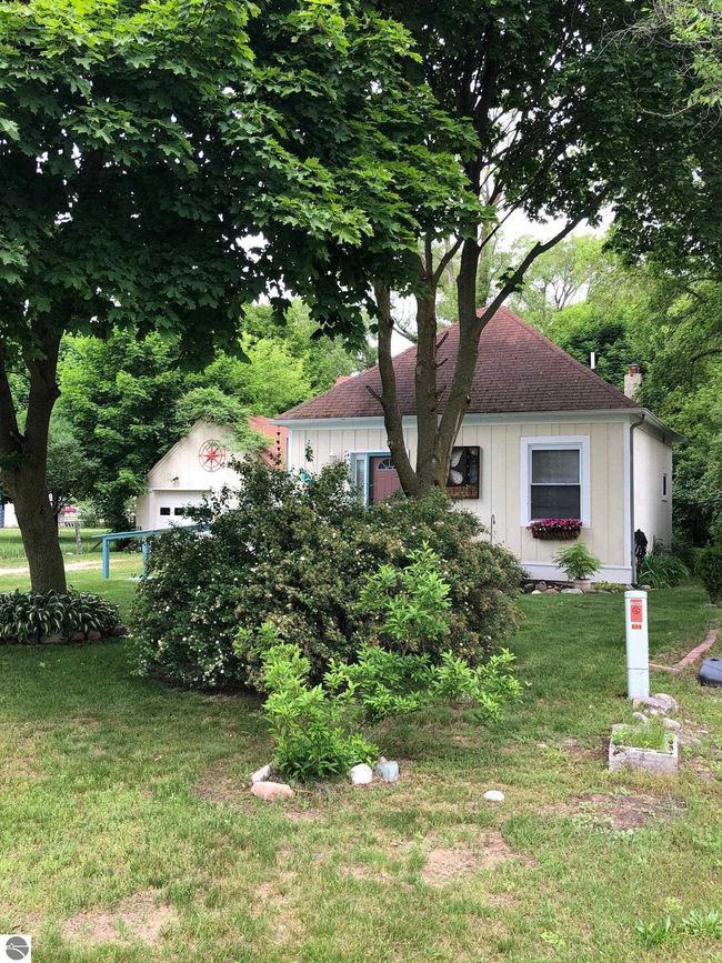609 Cedar St, House other with 2 bedrooms, 2 bathrooms and null parking in Elk Rapids MI | Image 4