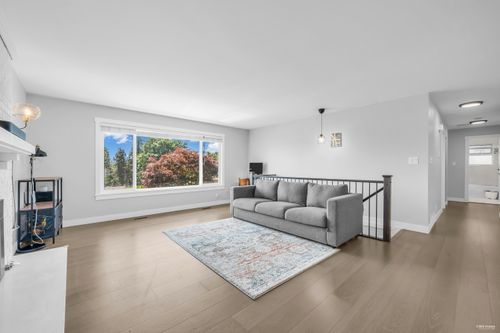 321 Gloucester Crt, Coquitlam, BC, V3K5S6 | Card Image