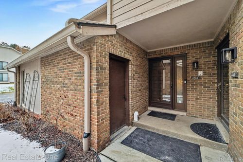 6463 Maple Hills Dr, Bloomfield Hills, MI, 48301-1325 | Card Image