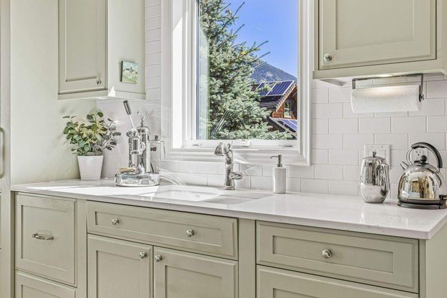 930 9 St, House other with 8 bedrooms, 7 bathrooms and 4 parking in Canmore AB | Image 19