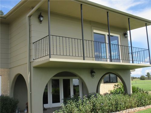 215 Monkey Rd, Elgin, TX, 78621-6042 | Card Image