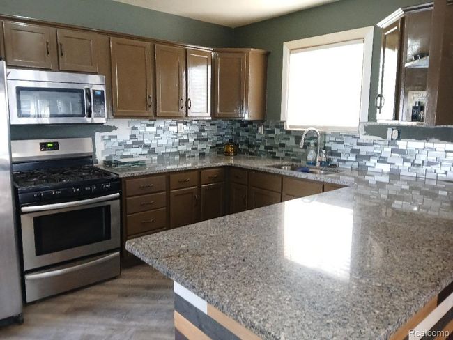 KITCHEN/GRANITE COUNTERTOPS, NEW BACKSPLASH JUST ADDED | Image 6