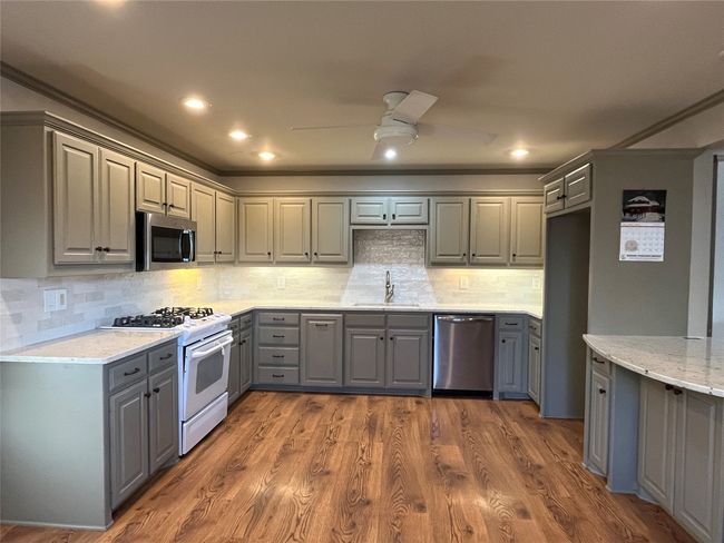 8313 Us Highway 377, House other with 3 bedrooms, 3 bathrooms and null parking in Collinsville TX | Image 6