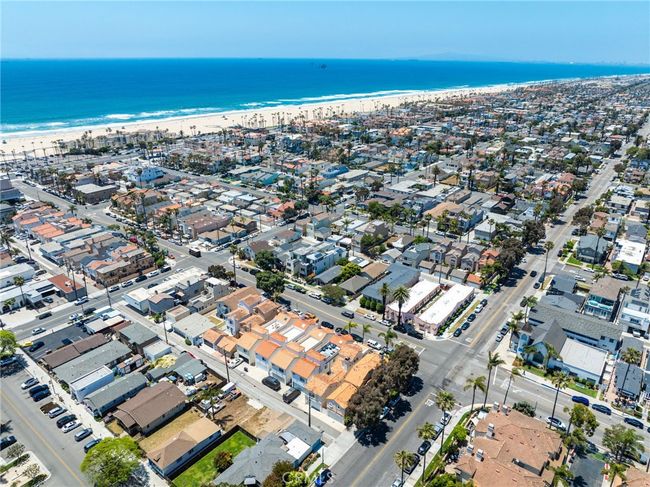326 6 Th St, House other with 4 bedrooms, 5 bathrooms and 2 parking in Huntington Beach CA | Image 68