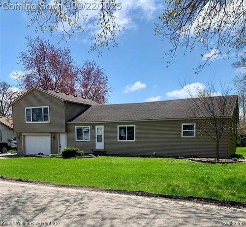 689 Lucille Dr, Wolverine Lake, MI, 48390-2326 | Card Image