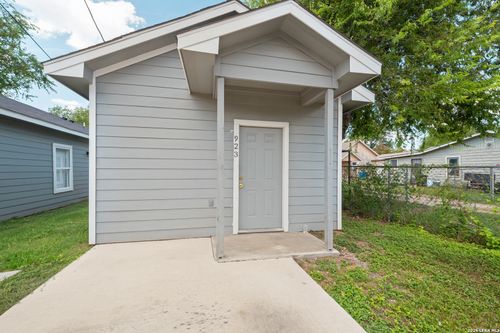 923 S San Joaquin Ave, San Antonio, TX, 78237-2760 | Card Image
