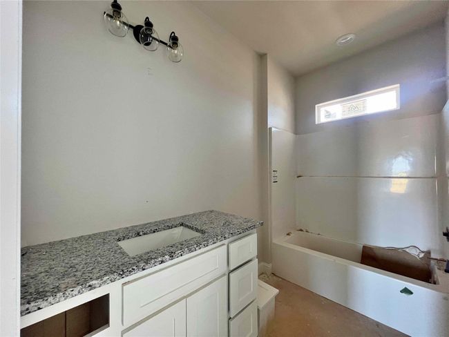 Hall Bathroom | Image 12
