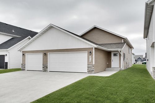 6796 Deer Creek Pkwy, Fargo, ND, 58104-5757 | Card Image