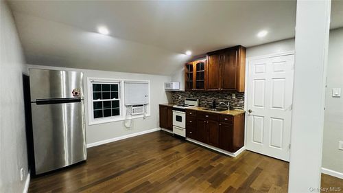 20 Polo Ln, Westbury, NY, 11590-6207 | Card Image