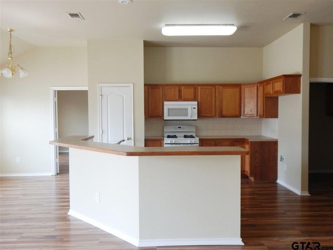 5637 Mustang Trl, House other with 3 bedrooms, 2 bathrooms and null parking in Tyler TX | Image 7