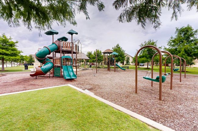 Communal playground with a yard | Image 37