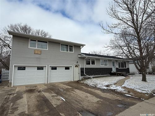 113 7th Avenue Se, Weyburn, SK, S4H1Z3 | Card Image