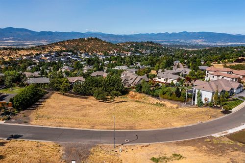 5651 Autumn Park Dr, Medford, OR, 97504-9184 | Card Image