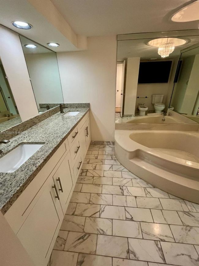 APT-2001 - 4000 Towerside Ter, Condo with 2 bedrooms, 2 bathrooms and null parking in Miami FL | Image 36