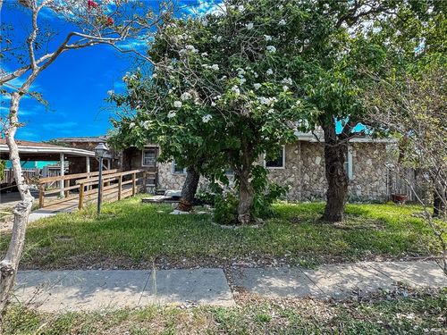 2702 Riggan St, Corpus Christi, TX, 78404-4070 | Card Image