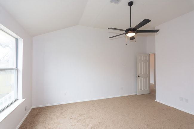 Note the vaulted ceiling | Image 15