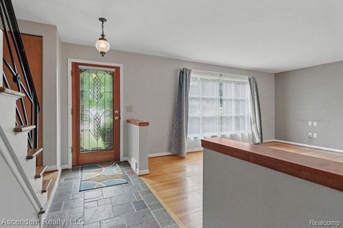 32418 Washington St, Livonia, MI, 48150-3716 | Card Image