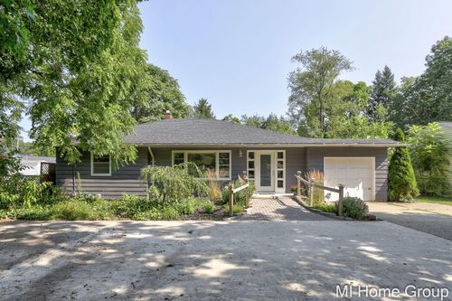 252 Thomas St, Allegan, MI, 49010-8195 | Card Image