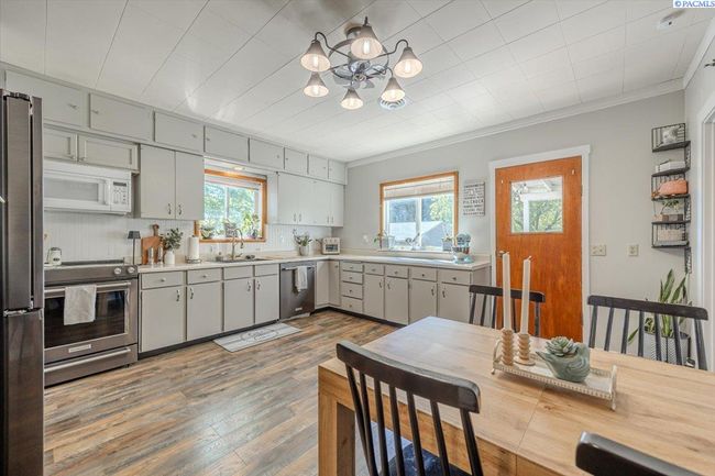 805 Babs Ave, Home with 4 bedrooms, 2 bathrooms and null parking in Benton City WA | Image 6