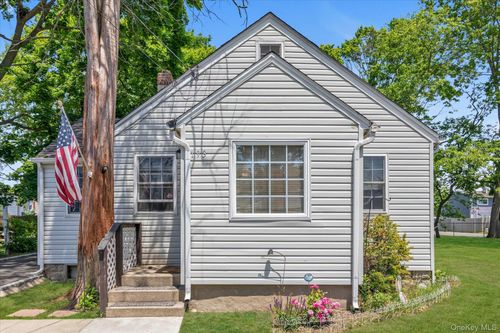 193 Manhattan Ave, West Babylon, NY, 11704-5506 | Card Image