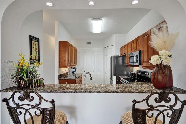 APT-501 - 3500 Oaks Clubhouse Dr, Condo with 3 bedrooms, 2 bathrooms and null parking in Pompano Beach FL | Image 14