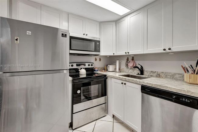 APT-402 - 3051 Sw 27 Th Ave, Condo with 1 bedrooms, 1 bathrooms and null parking in Miami FL | Image 6