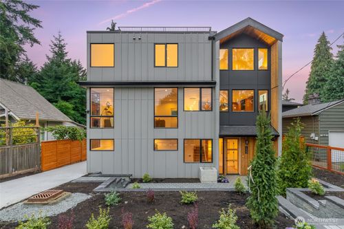7533 31st Ave Ne, Seattle, WA, 98115-4701 | Card Image