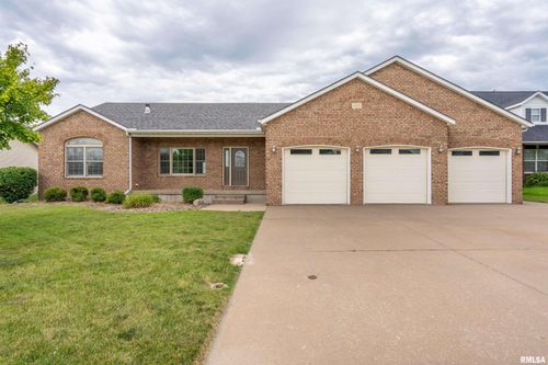 922 W Scott St, Eldridge, IA, 52748-1154 | Card Image