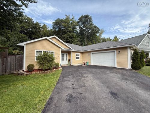 240 Winburn Ave, House with 3 bedrooms, 2 bathrooms and 3 parking in Bridgewater NS | Card Image