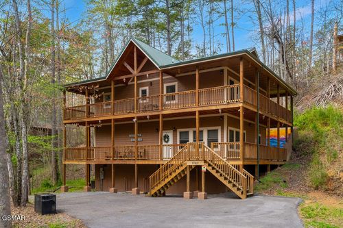 2740 Mountain View Cir, Sevierville, TN, 37862-7532 | Card Image