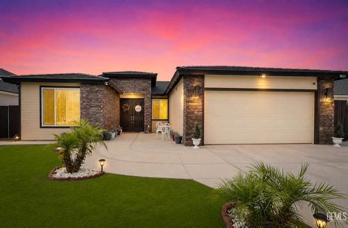 7615 Bristol Spring Ave, Bakersfield, CA, 93313-6422 | Card Image