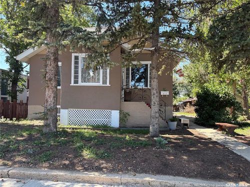512 Centre St, Assiniboia, SK, S0H0B0 | Card Image