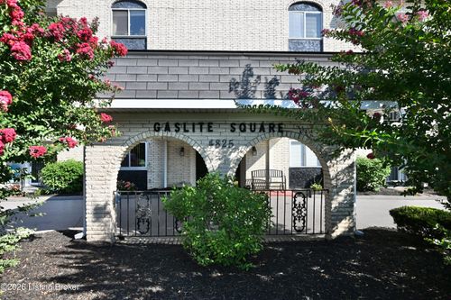 110-4825 Sherburn Ln, Louisville, KY, 40207-5127 | Card Image