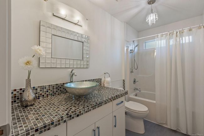 4 pc main bath | Image 20