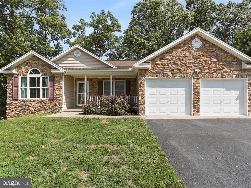 Canoe Ct, Inwood, WV 25428