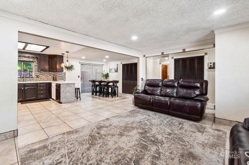 8 S Canyon St, Nampa, ID, 83651-2566 | Card Image