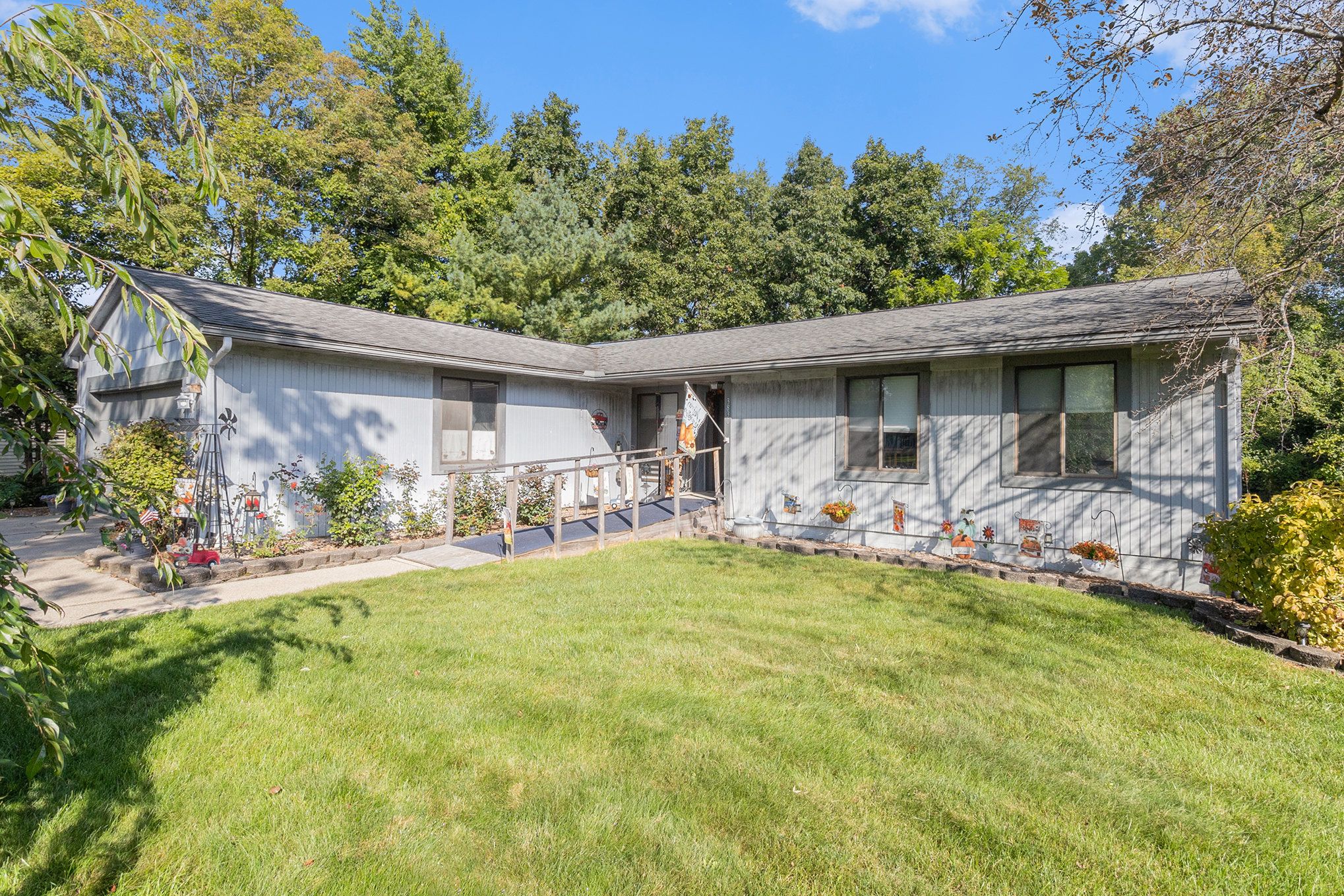 Pine Orchard Cir, Waterford, MI 48329