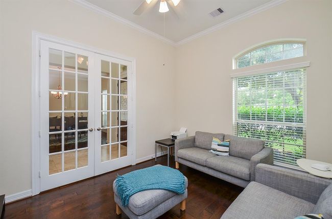 Great study with a view of the front yard. | Image 10
