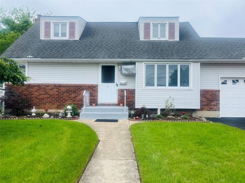 45 Cabota Ave, Copiague, NY, 11726-2801 | Card Image