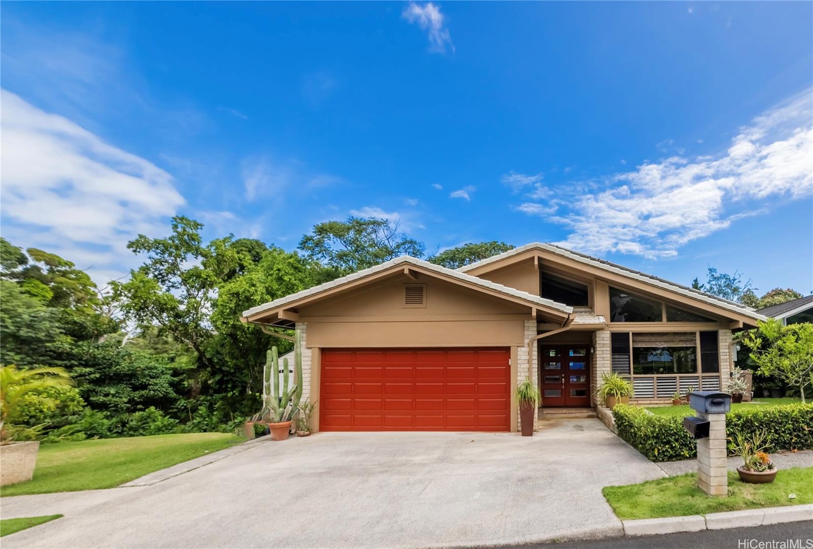 Hakuhale St, Kaneohe, HI 96744