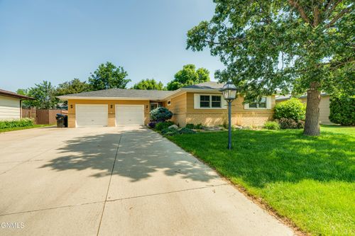 518 Lansing Ln, Bismarck, ND, 58504-6562 | Card Image