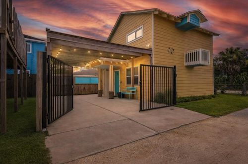 1315 40th St, Galveston, TX, 77550-3910 | Card Image