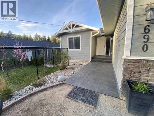 690 Muir Rd, Kelowna, BC, V1Z3W2 | Card Image