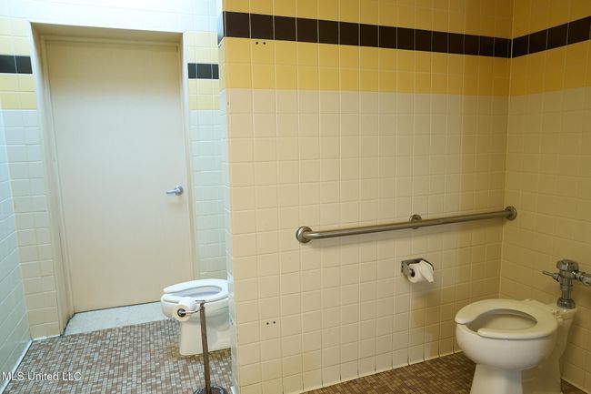 Bathroom 6b | Image 24