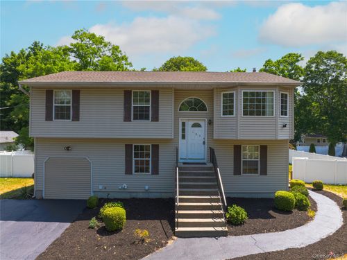 185 Magnolia Dr, Selden, NY, 11784-2043 | Card Image