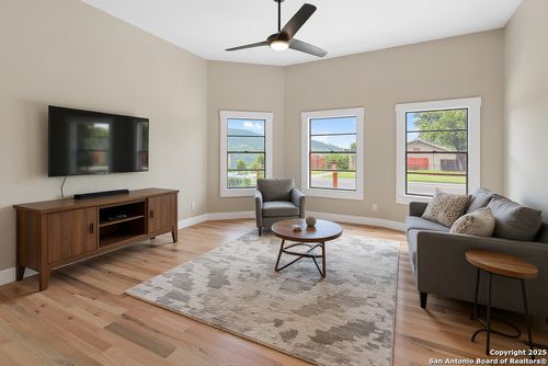 926 Nolan St, San Antonio, TX, 78202-2322 | Card Image