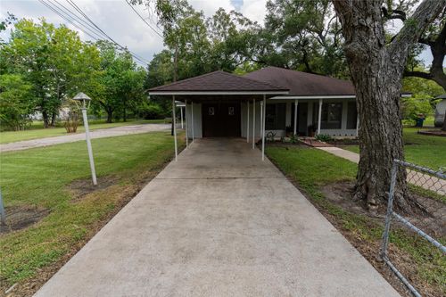 417 Hardy St, Clute, TX, 77531-4577 | Card Image