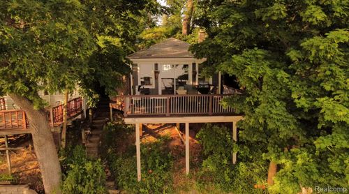 6048 Briggs Lake Dr, Brighton, MI, 48116-9549 | Card Image