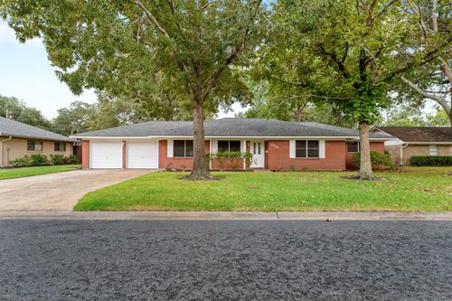 1317 Wallace St, El Campo, TX, 77437-2139 | Card Image