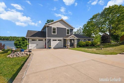 3691 Holiday Dr, Greenville, MI, 48838-9548 | Card Image